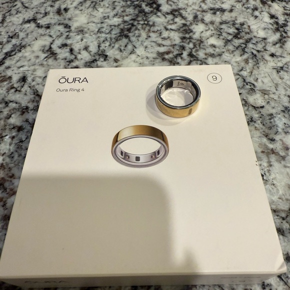 Oura Ring 4 in Gold - Picture 1 of 3
